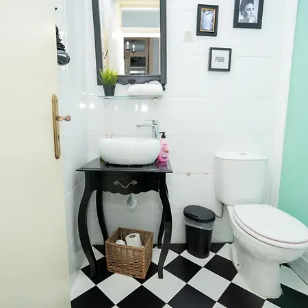 3 Bedroom 2 Bathroom 1 Living 2 Double Bed 2-twin Bed 1 Sofabed With High Ceilings Apartment Lisbon