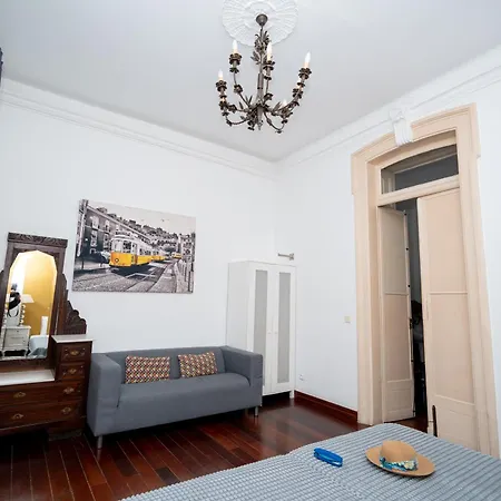 Apartment 3 Bedroom 2 Bathroom 1 Living 2 Double Bed 2-twin Bed 1 Sofabed With High Ceilings Lisbon
