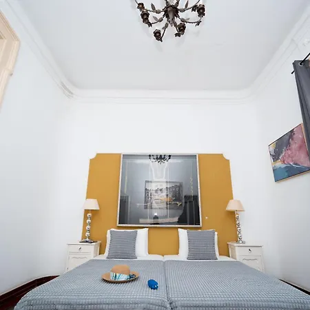 Apartment 3 Bedroom 2 Bathroom 1 Living 2 Double Bed 2-twin Bed 1 Sofabed With High Ceilings Lisbon